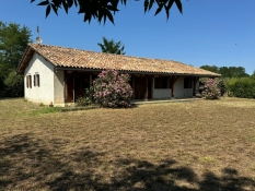 Maison de plain-pied avec jardin à LAGRAULET-DU-GERS