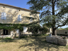 LOCATION SAISONNIERE : Élégante demeure en pierre avec piscine au cœur du village