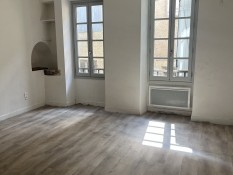 Appartement T2  rénové et situé dans le centre-ville de LECTOURE